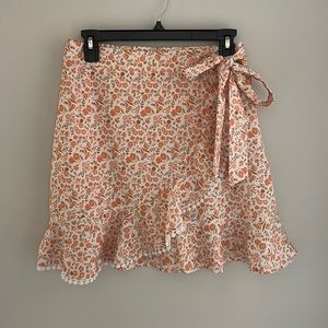 Fun, ruffle skirt 🧡🤍